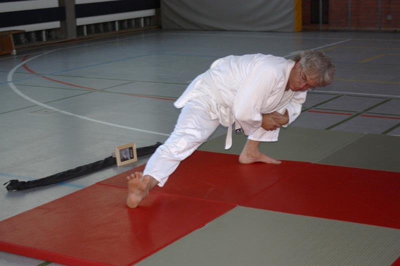 Wie sieht so ein Training aus? Gemeinsam wärmen sich alle auf, lockern ihre Gelenke, dehnen die Muskeln, kneten ihre Zehen und üben Vorwärts- und Rückwärtsrollen über die Schulter.