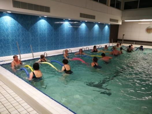 Aquafitness mit Kathrin PLATSCH, SPRUDEL, PLUMPS, das sind die Nebengeräusche, während die Aquafitnessgruppe am Mittwoch im Becken ihre Übungen ausübt in einem lustigen Disney-Comic und nicht