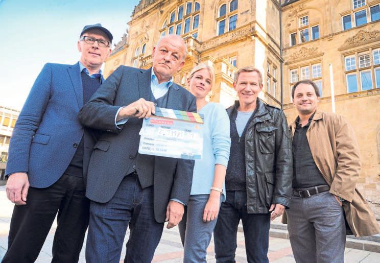 000 Euro mehr als geplant Und Action: Kameramann Ralf Mendle (hinten links) hat den Schauspieler Stefan Haschke im Blick, der den Bielefelder Kommissar Harald Drechshage spielt.