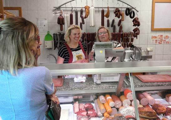 Auf dem eigenen landwirtschaftlichen Hofgelände in Untermaxfeld werden regionale Produkte vermarktet, die überwiegend aus eigener Herstellung stammen.