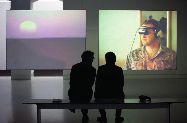 .. In der Ausstellung Virtual Insanity, die zur gleichen Zeit in der Mainzer Kunsthalle gezeigt wurde, konnten die Besucherinnen und Besucher in virtuelle Realitäten eintauchen VIRTUAL REALITY