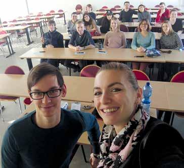 PANORAMA 47 STUDIERENDE ARBEITEN MIT SCHÜLERN ZUSAMMEN In einem neuen FÜS-Modul schulen Beatrice Rich und Stefan Kazula die Soft Skills der Studierenden Wenn die goldene Herbstsonne und der Fall der