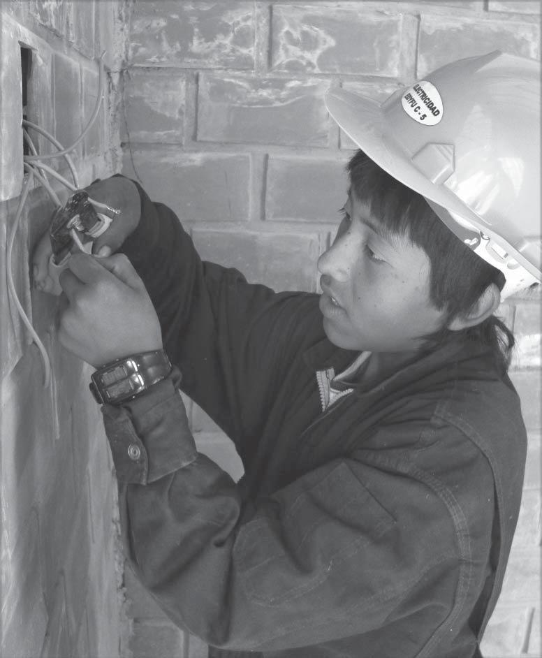 Thema 2012 Brücke Le pont Berufsbildung macht handlungsfähig Mit Berufsbildungsprojekten ermöglicht das Hilfswerk Brücke Le pont Jugendlichen in Lateinamerika den Start ins Berufs- und Erwerbsleben.