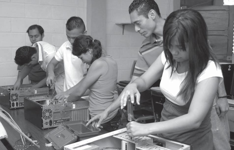 Thema Projekt Vista hermosa, El Salvador: Computer sind inzwischen überall anzutreffen. Mit Unterhalt und Reparatur gibt es für junge Leute gute Arbeits- und Verdienstmöglichkeiten.