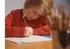 Eine Schülerin mit Lese-Rechtschreib-Störung bekommt die gleiche Zeit bei Tests wie alle anderen SchülerInnen.