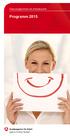 Programm Chancengleichheit am Arbeitsmarkt. weisse Linie. Brosch_Dinlang_ohne. Eine Frau hält ein Blatt Papier mit einem Lächeln vor ihren Mund.