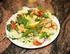 Speisen. Suppen. Vorspeisen und Salate. Bunter Salat in Sesam verfeinerten, gebratenen Hähnchenstreifen dazu Baguette