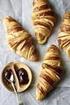 Französisch Croissant mit Butter, hausgemachter Marmelade und Obstgarnitur 3,50