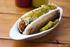 American Diner. Hot Dogs. New York's The Kraut Dog Hot Dog mit Wurst, Sauerkraut, Gurke, Röstzwiebeln und Honig-Senf-Soße